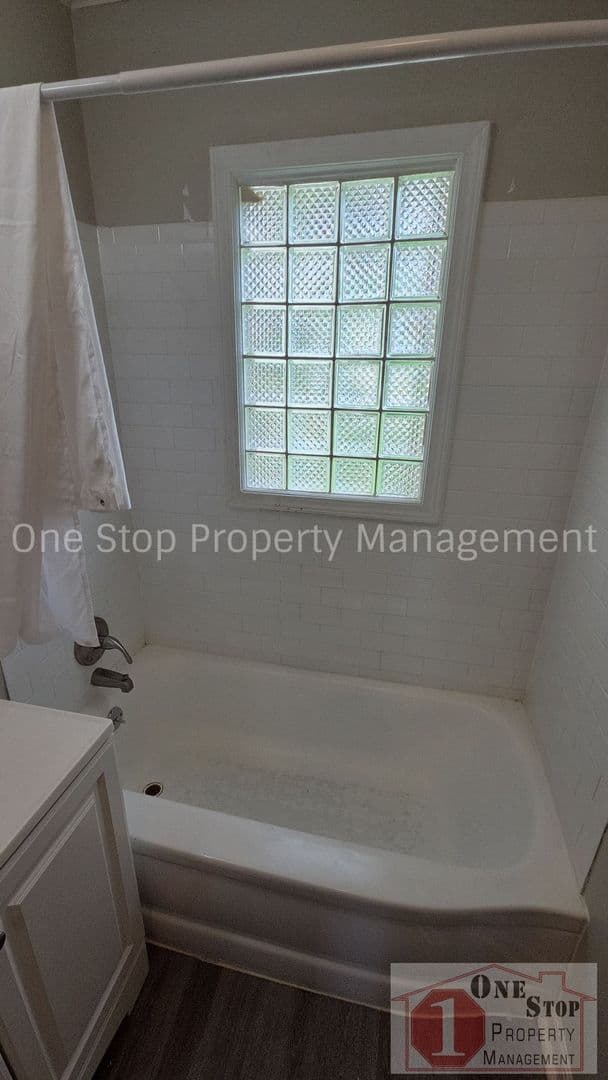 Gladstone House: 404 NE 67th Terrace
