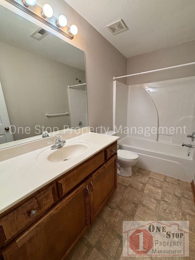 Grain Valley House: 1105 NW Willow Dr