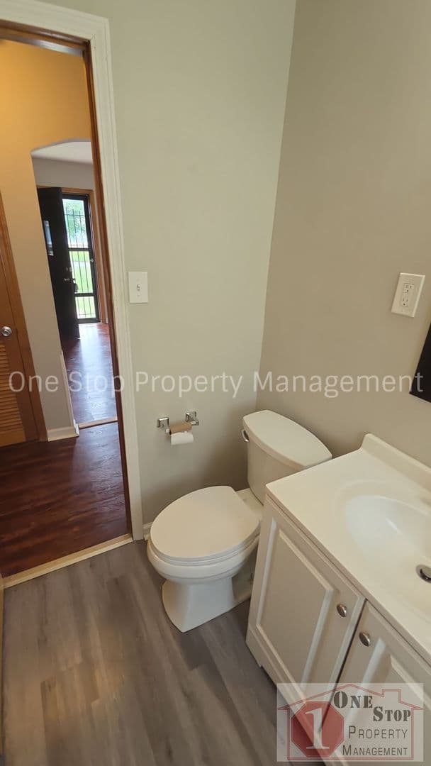 Gladstone House: 404 NE 67th Terrace