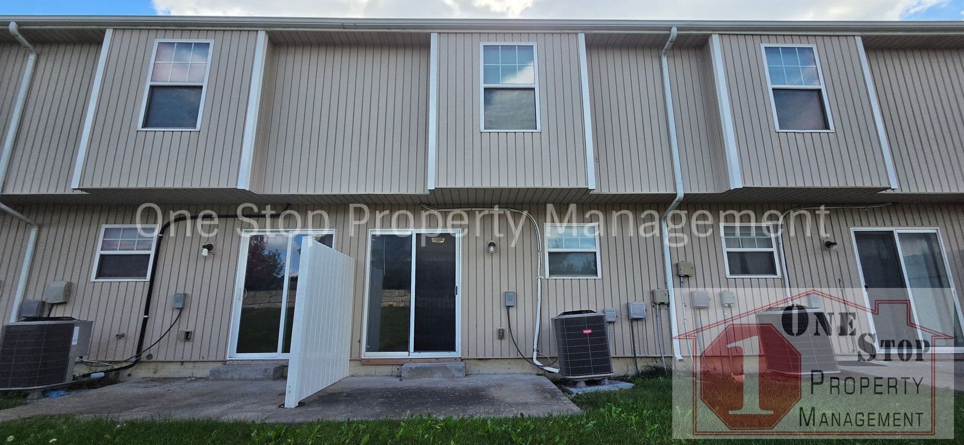 Raymore House: 260 N Point Lane