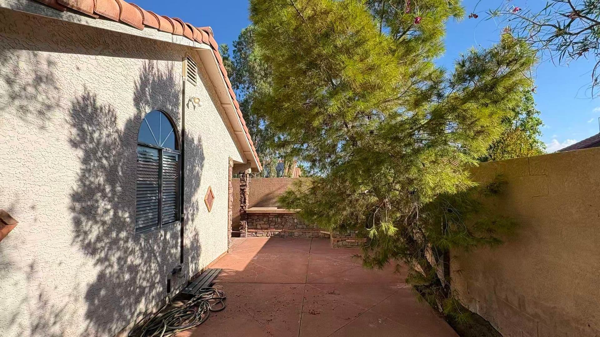 Henderson House: 42 Quiet Desert Lane