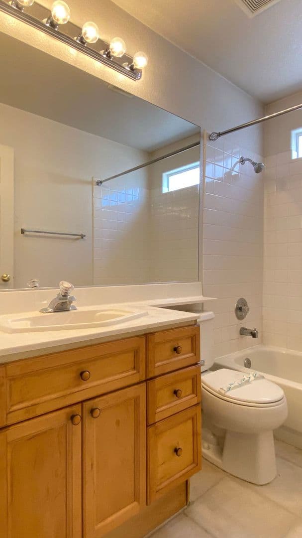 Las Vegas House: 3320 Moon River St