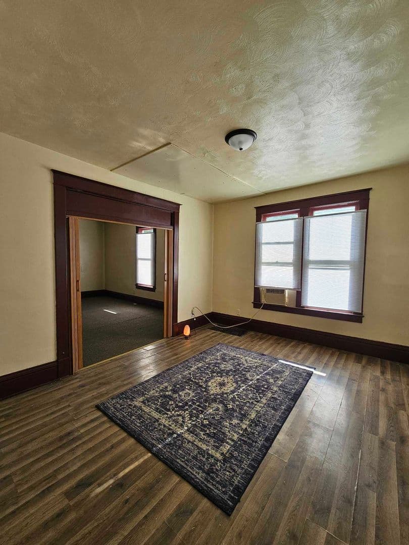 Decatur House: 812 E Cantrell St