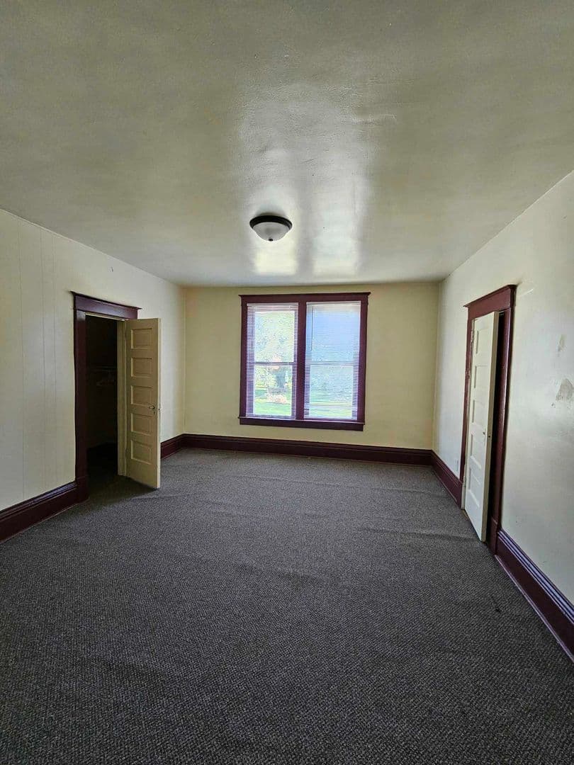 Decatur House: 812 E Cantrell St