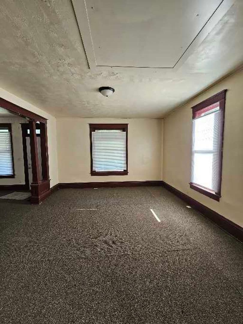 Decatur House: 812 E Cantrell St