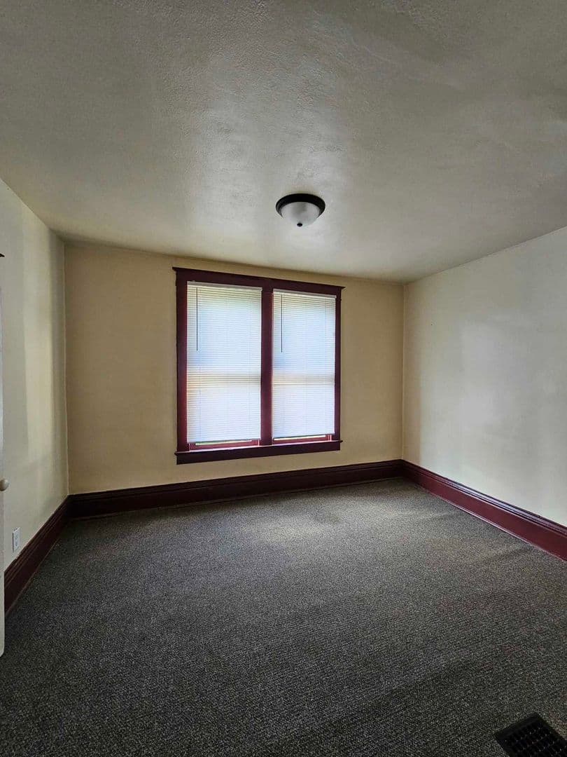 Decatur House: 812 E Cantrell St