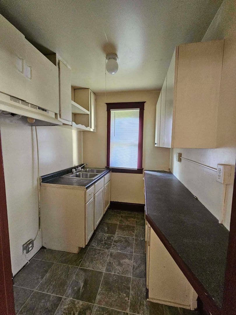 Decatur House: 812 E Cantrell St