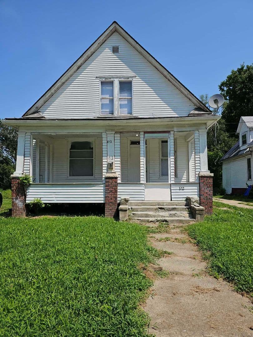 Decatur House: 812 E Cantrell St