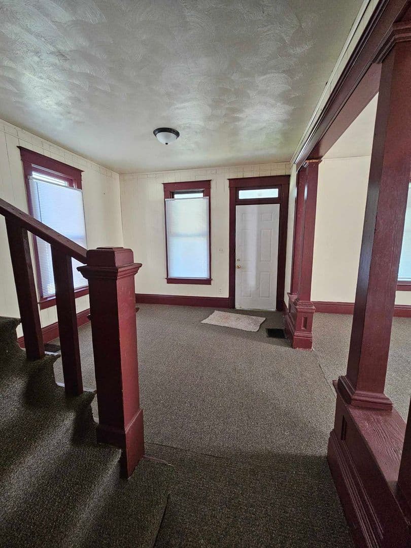 Decatur House: 812 E Cantrell St