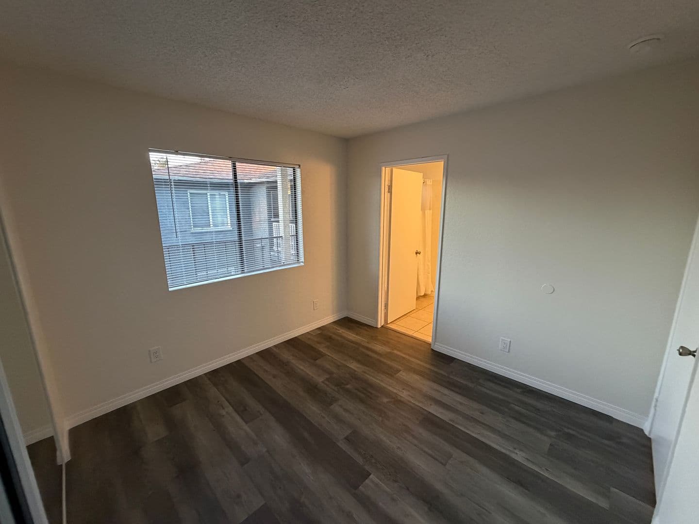 Long Beach Apartment: 2277 Earl Ave