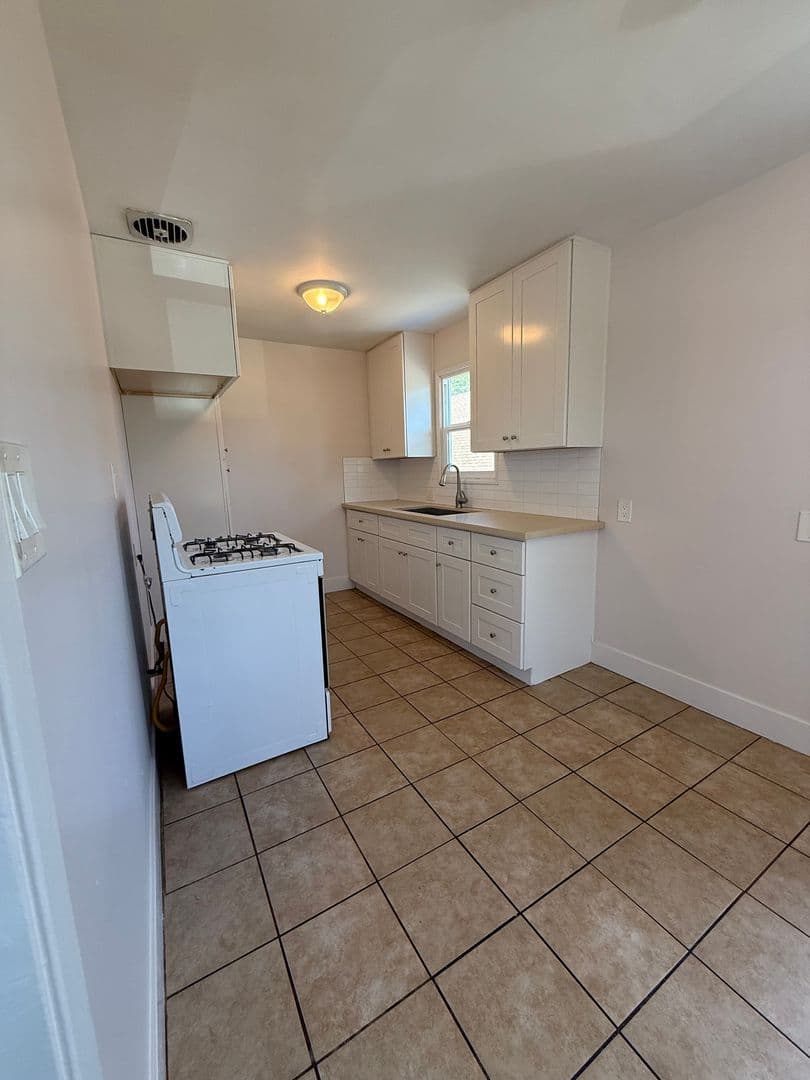 Long Beach Apartment: 429 W 8th St.