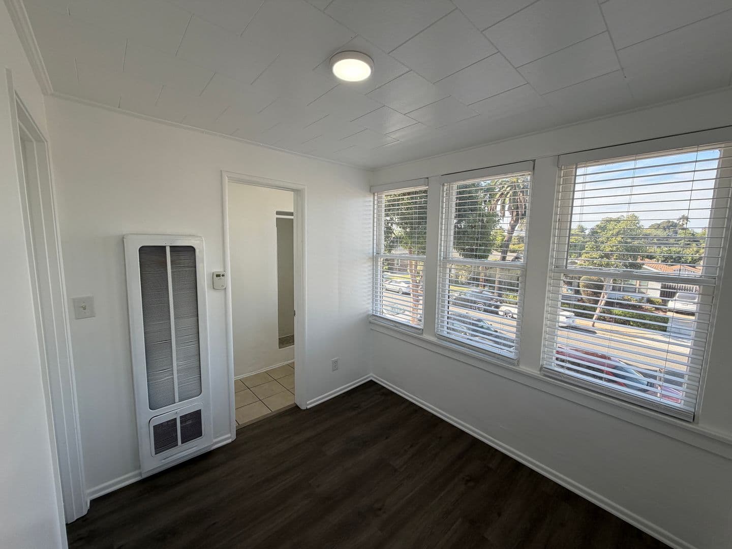 Long Beach Apartment: 1350 E Hellman Street