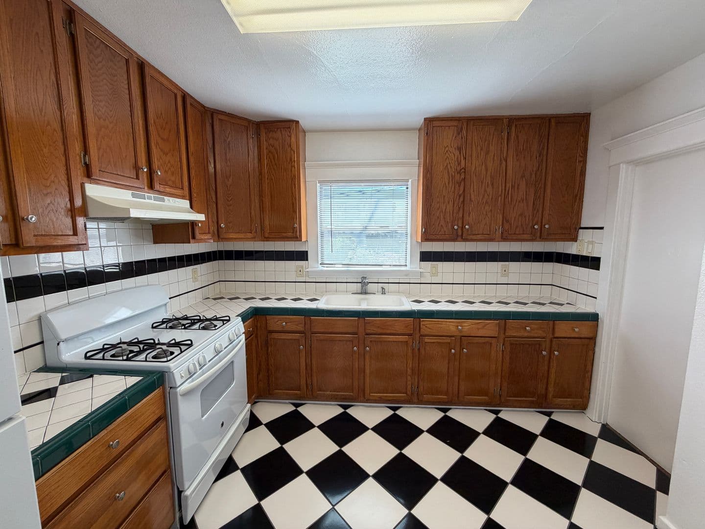 Long Beach Apartment: 626-632 1/2 Linden Ave