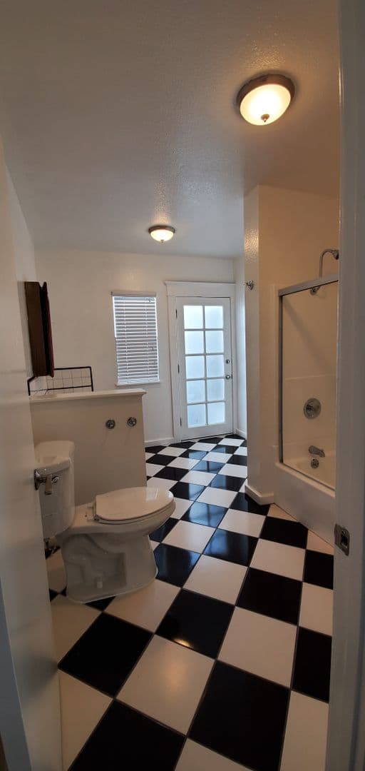 Long Beach Apartment: 626-632 1/2 Linden Ave