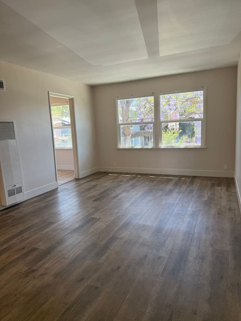 Long Beach Apartment: 429 W 8th St.