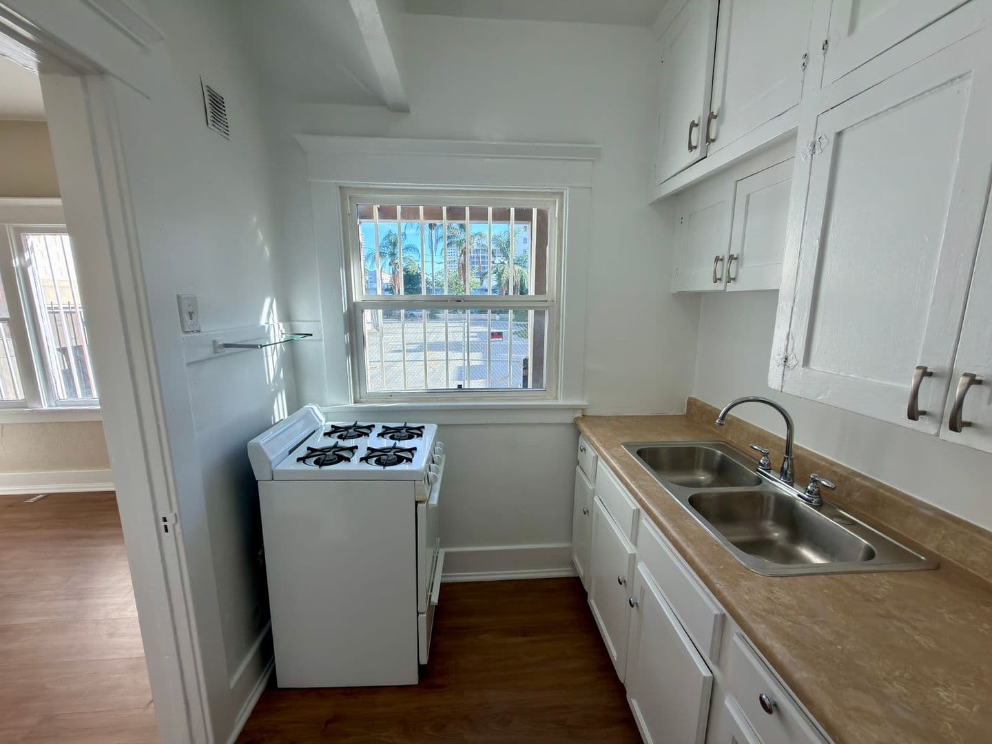 Long Beach Apartment: 225 Atlantic Ave