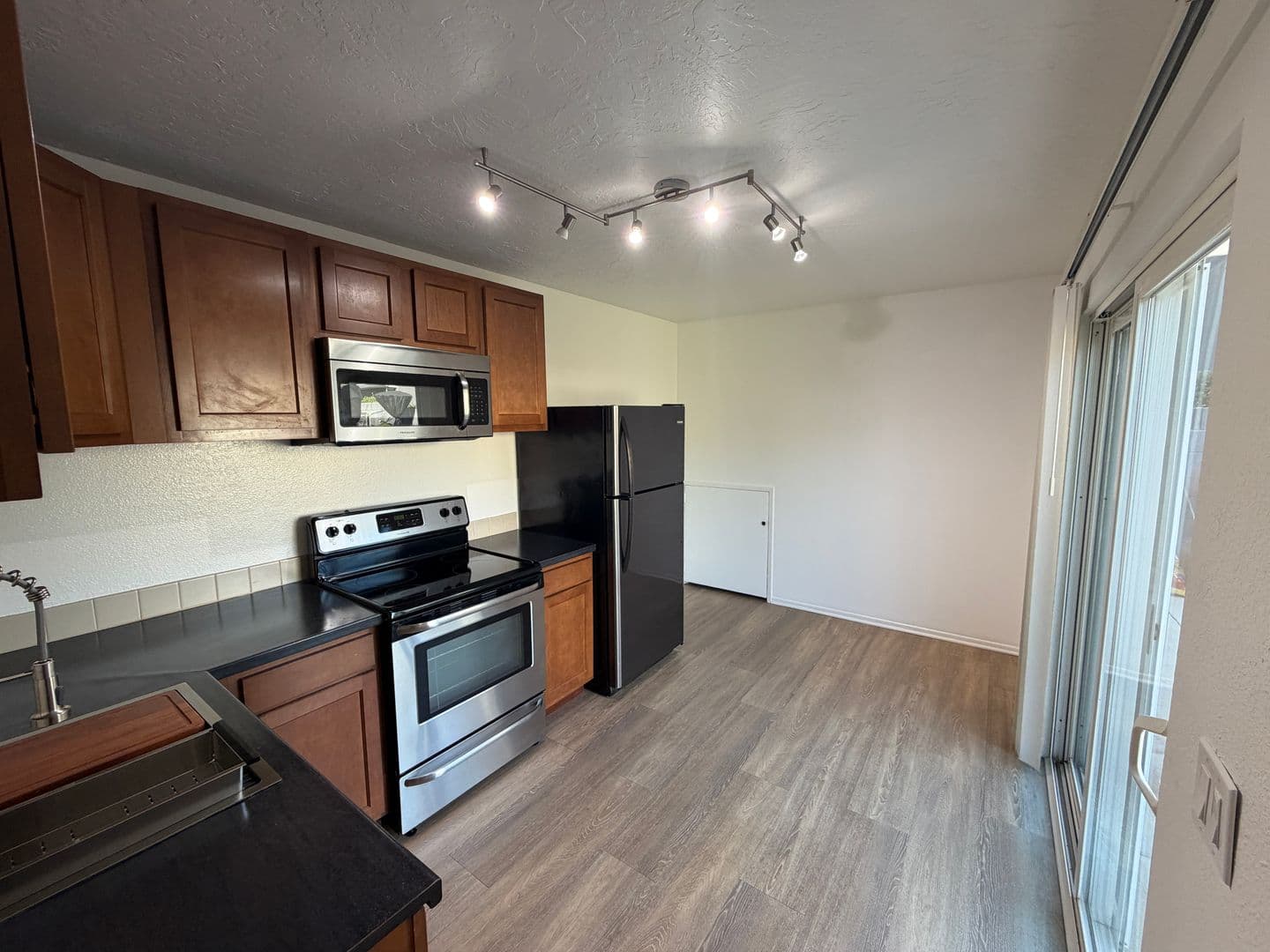 Long Beach Apartment: 661 Quincy Ave