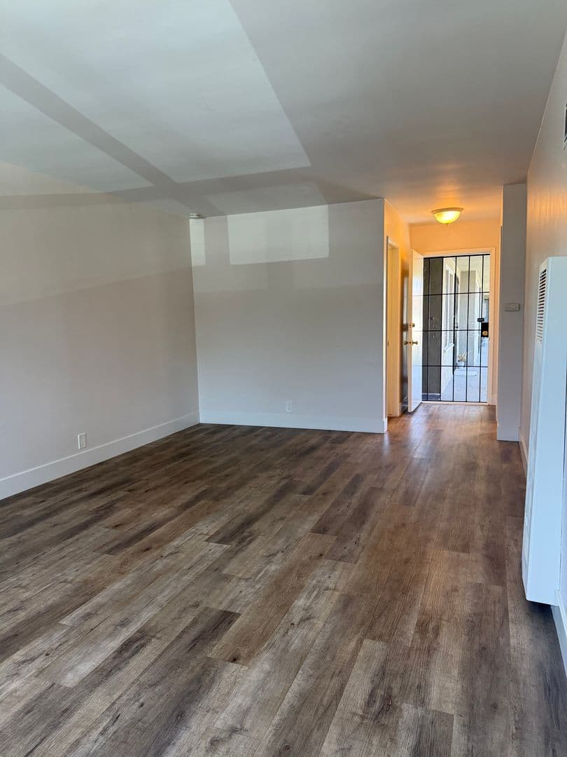 Long Beach Apartment: 429 W 8th St.