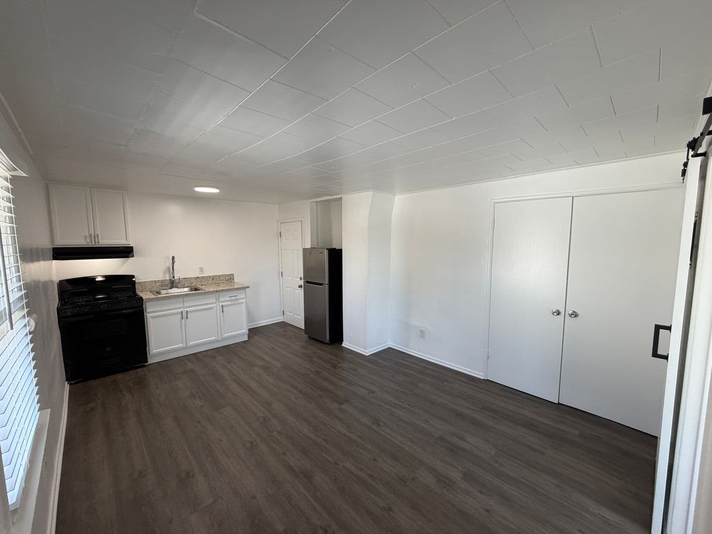 Long Beach Apartment: 1350 E Hellman Street