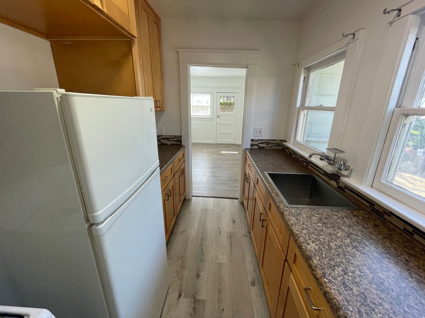 Long Beach Apartment: 417 W 10th St