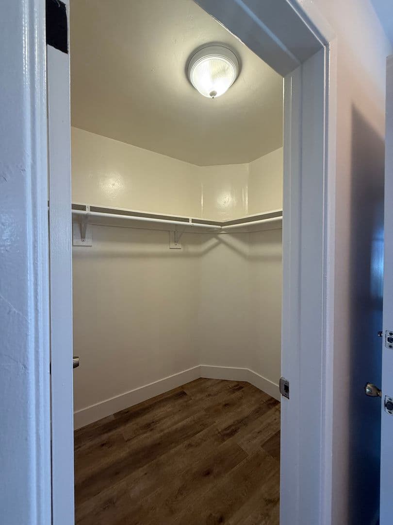 Long Beach Apartment: 429 W 8th St.