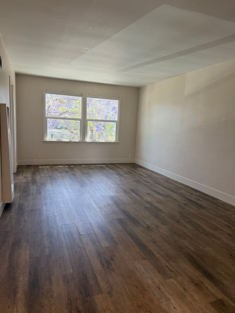 Long Beach Apartment: 429 W 8th St.