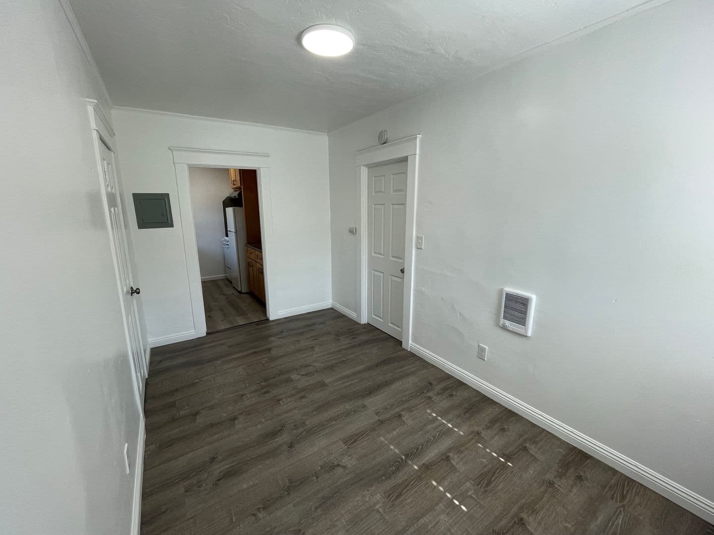 Long Beach Apartment: 417 W 10th St