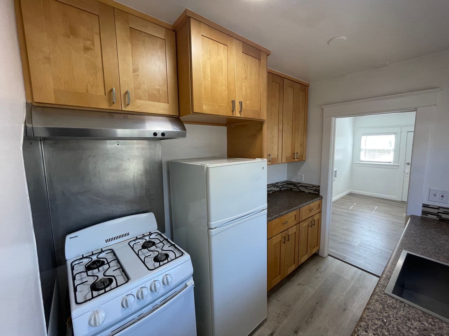 Long Beach Apartment: 417 W 10th St
