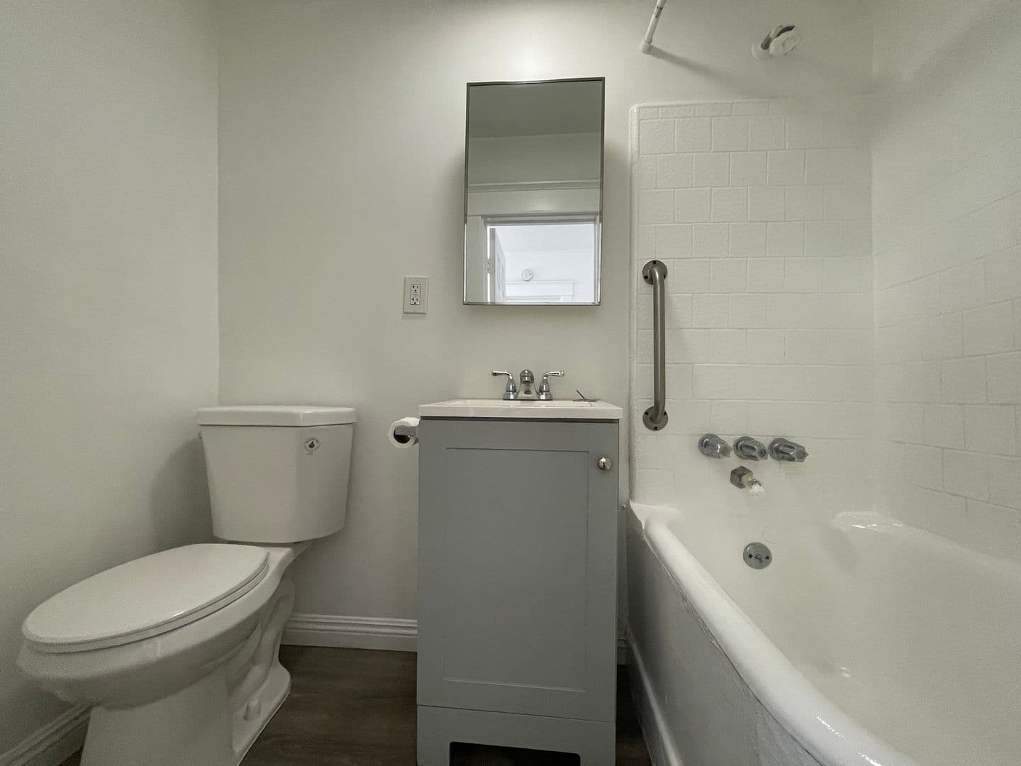 Long Beach Apartment: 417 W 10th St