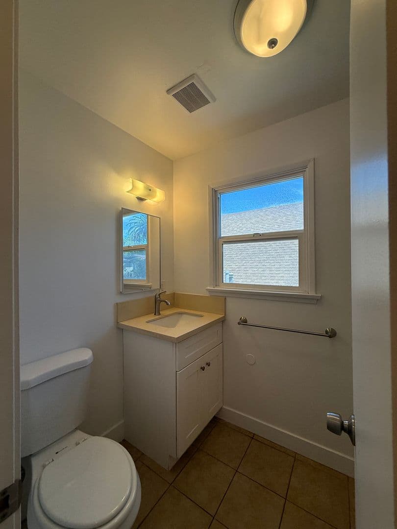 Long Beach Apartment: 429 W 8th St.