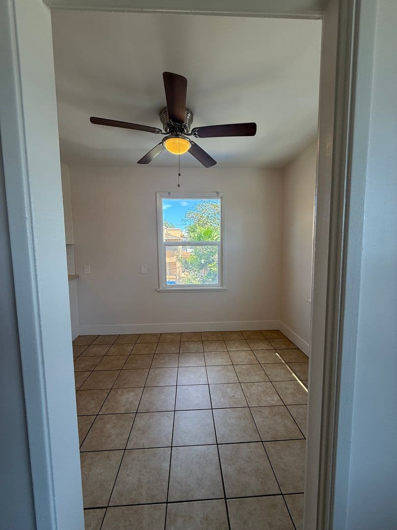 Long Beach Apartment: 429 W 8th St.