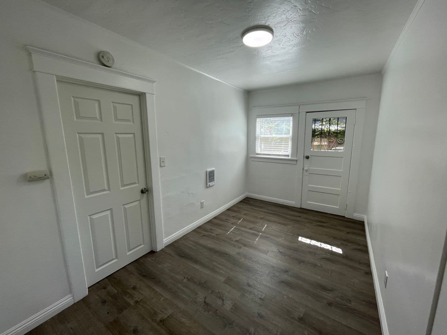 Long Beach Apartment: 417 W 10th St