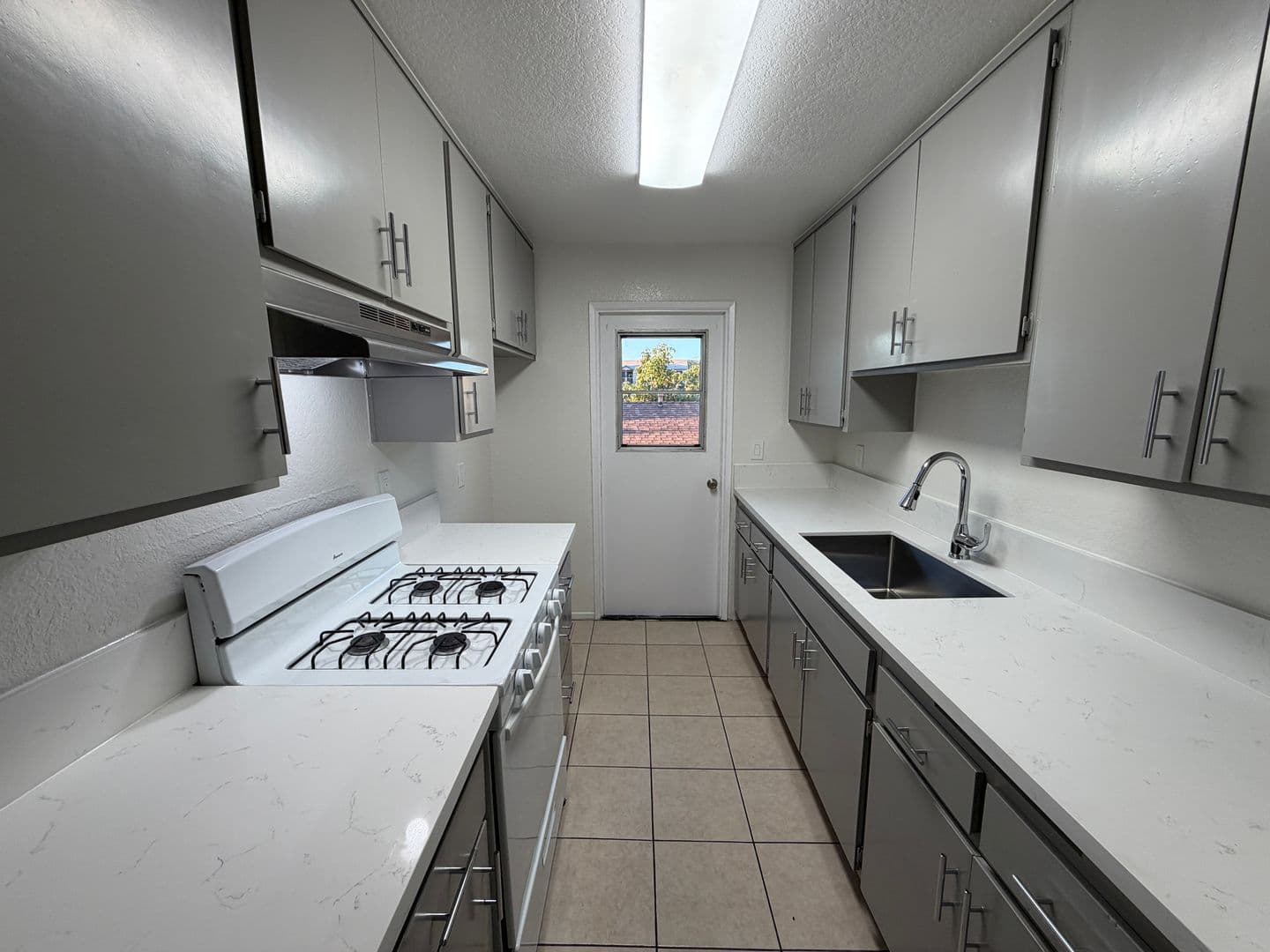 Long Beach Apartment: 2277 Earl Ave