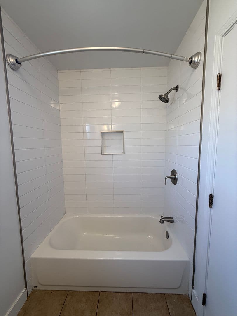 Long Beach Apartment: 429 W 8th St.
