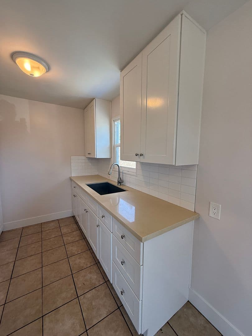 Long Beach Apartment: 429 W 8th St.