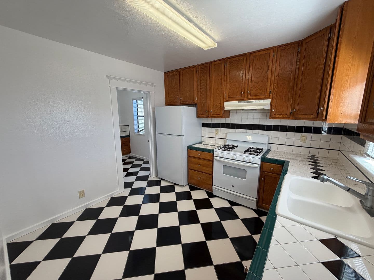 Long Beach Apartment: 626-632 1/2 Linden Ave