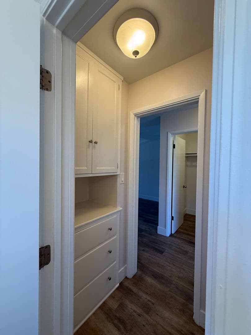 Long Beach Apartment: 429 W 8th St.