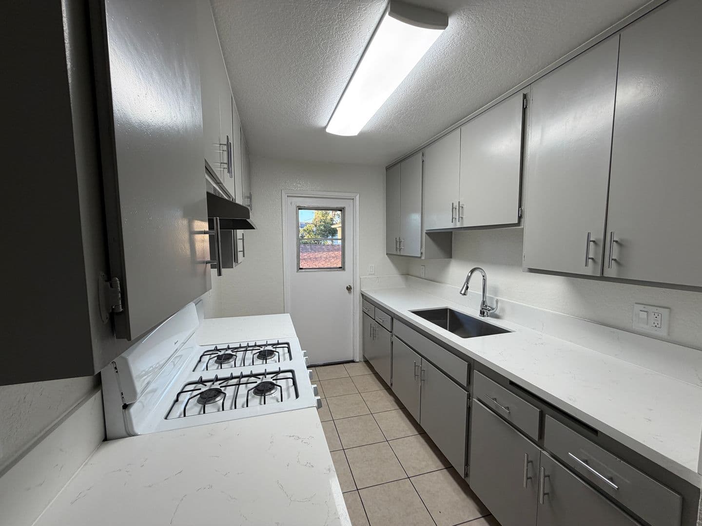 Long Beach Apartment: 2277 Earl Ave