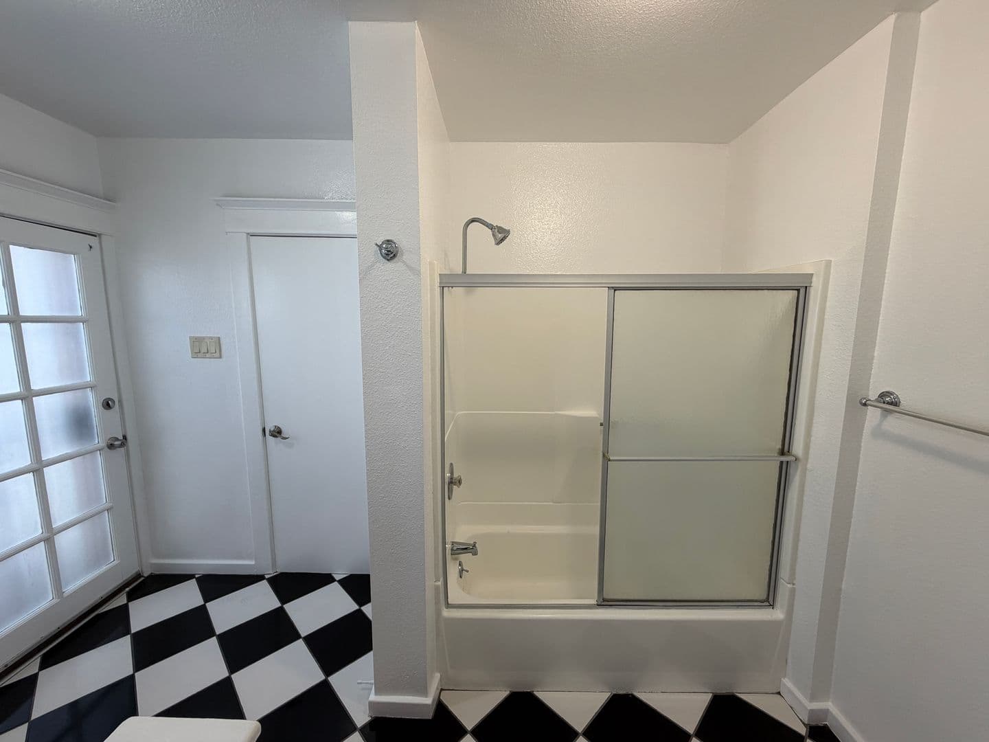 Long Beach Apartment: 626-632 1/2 Linden Ave