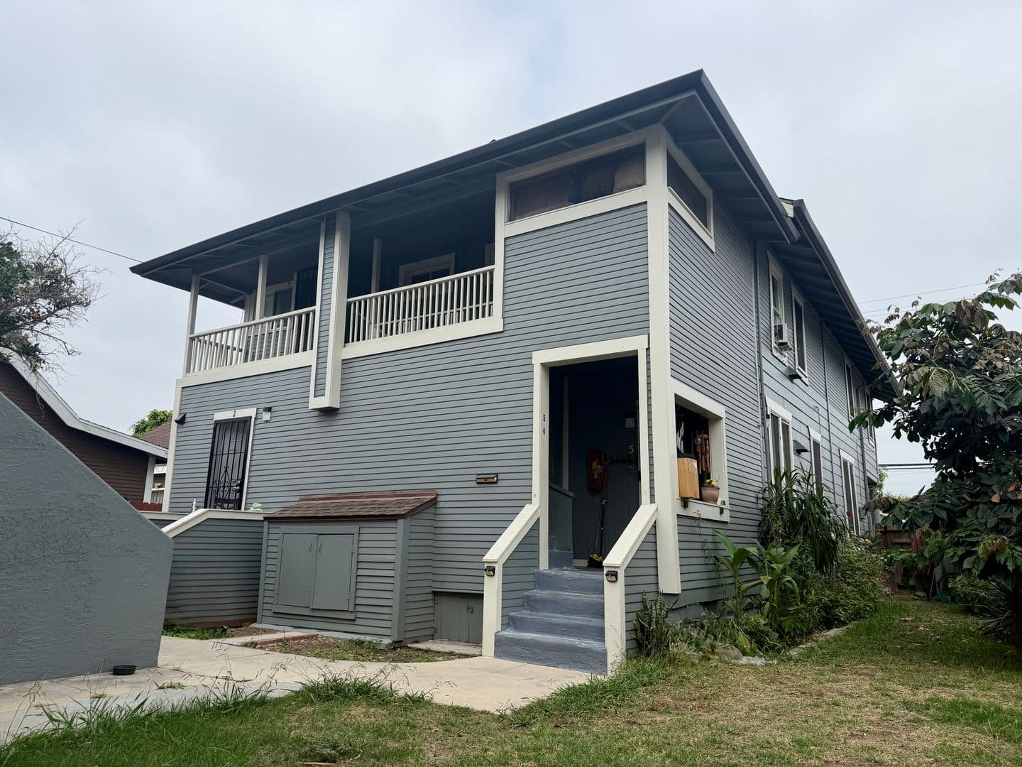 Long Beach Apartment: 1350 E Hellman Street