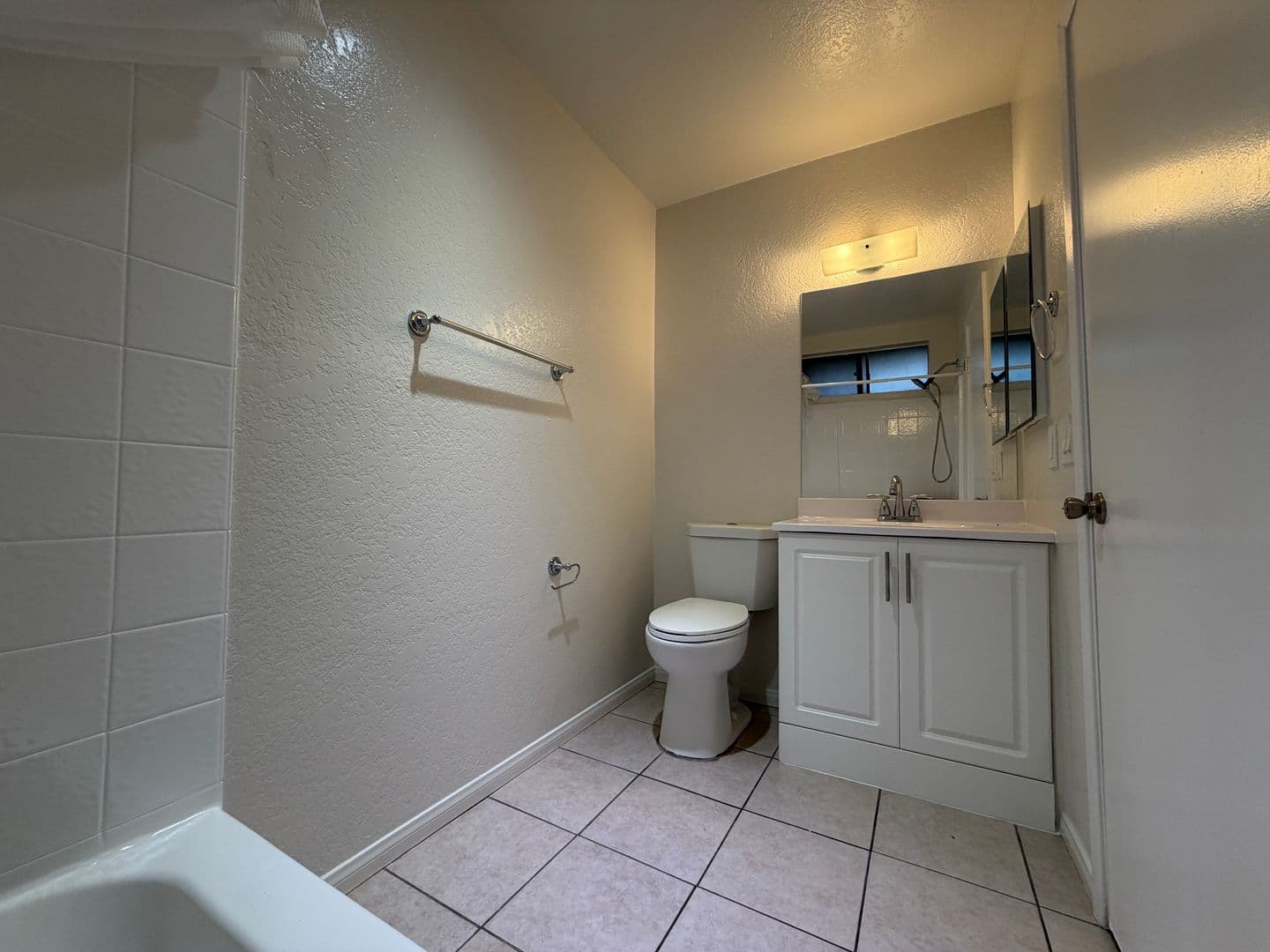 Long Beach Apartment: 2277 Earl Ave