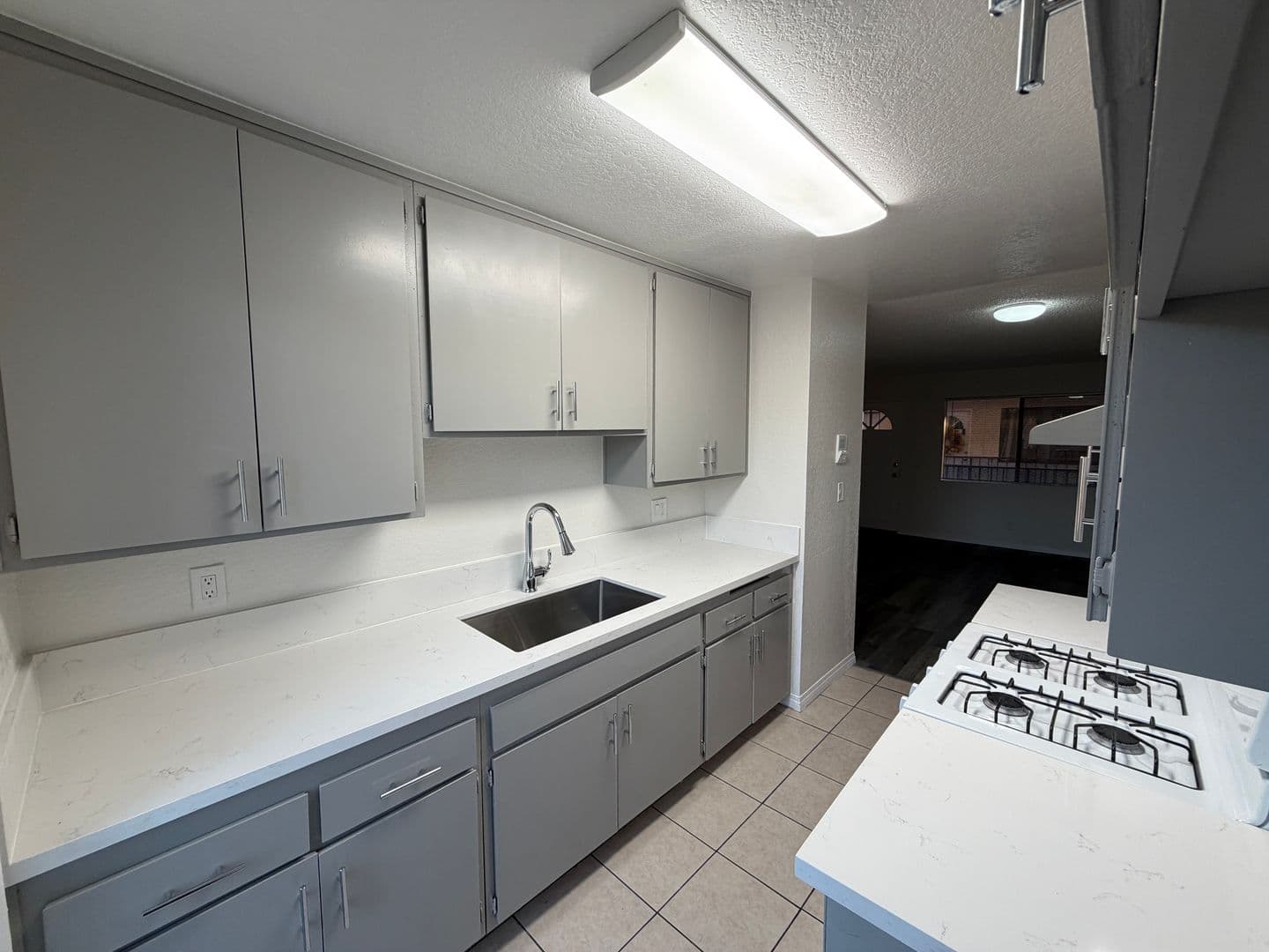 Long Beach Apartment: 2277 Earl Ave