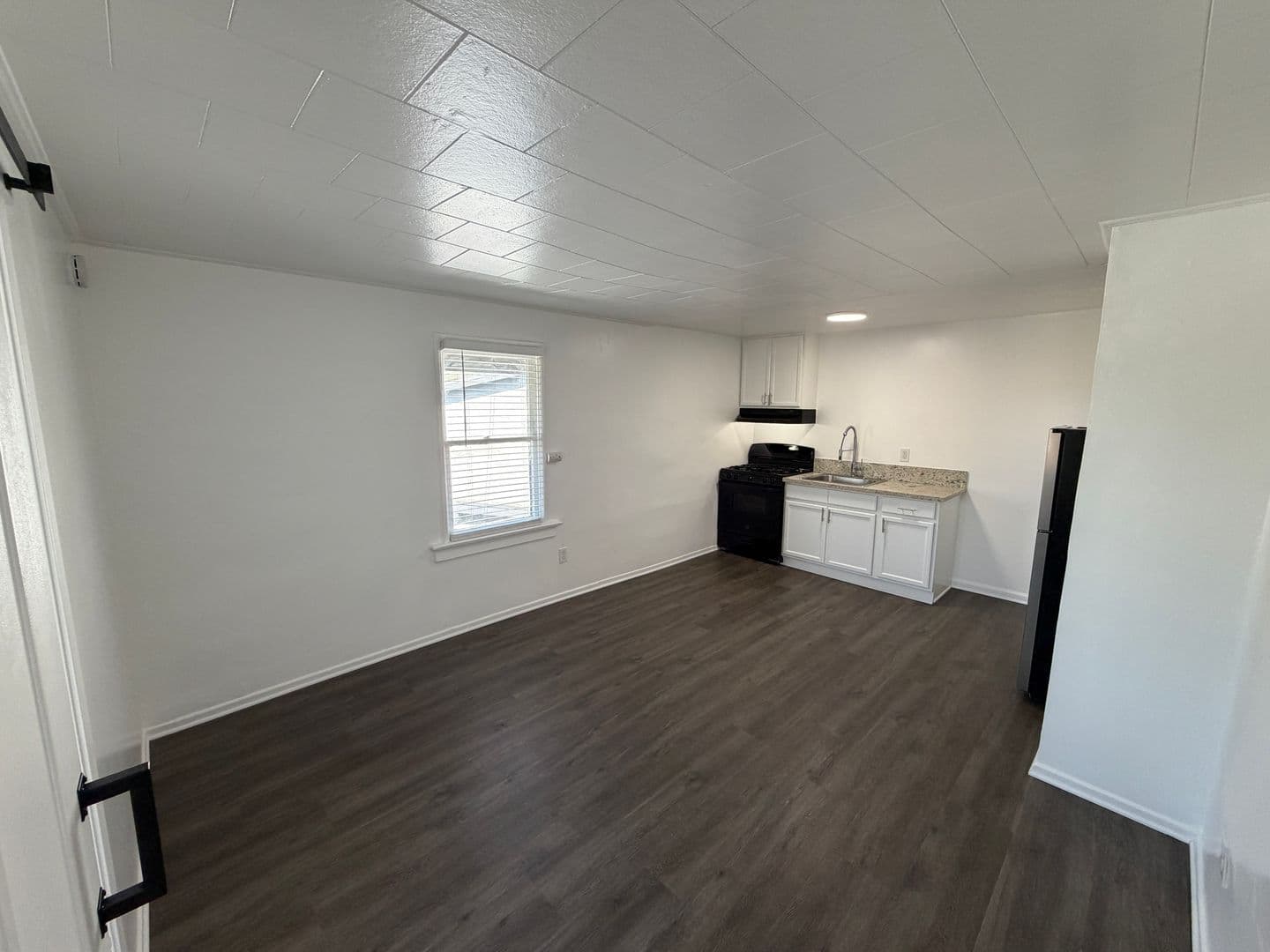 Long Beach Apartment: 1350 E Hellman Street