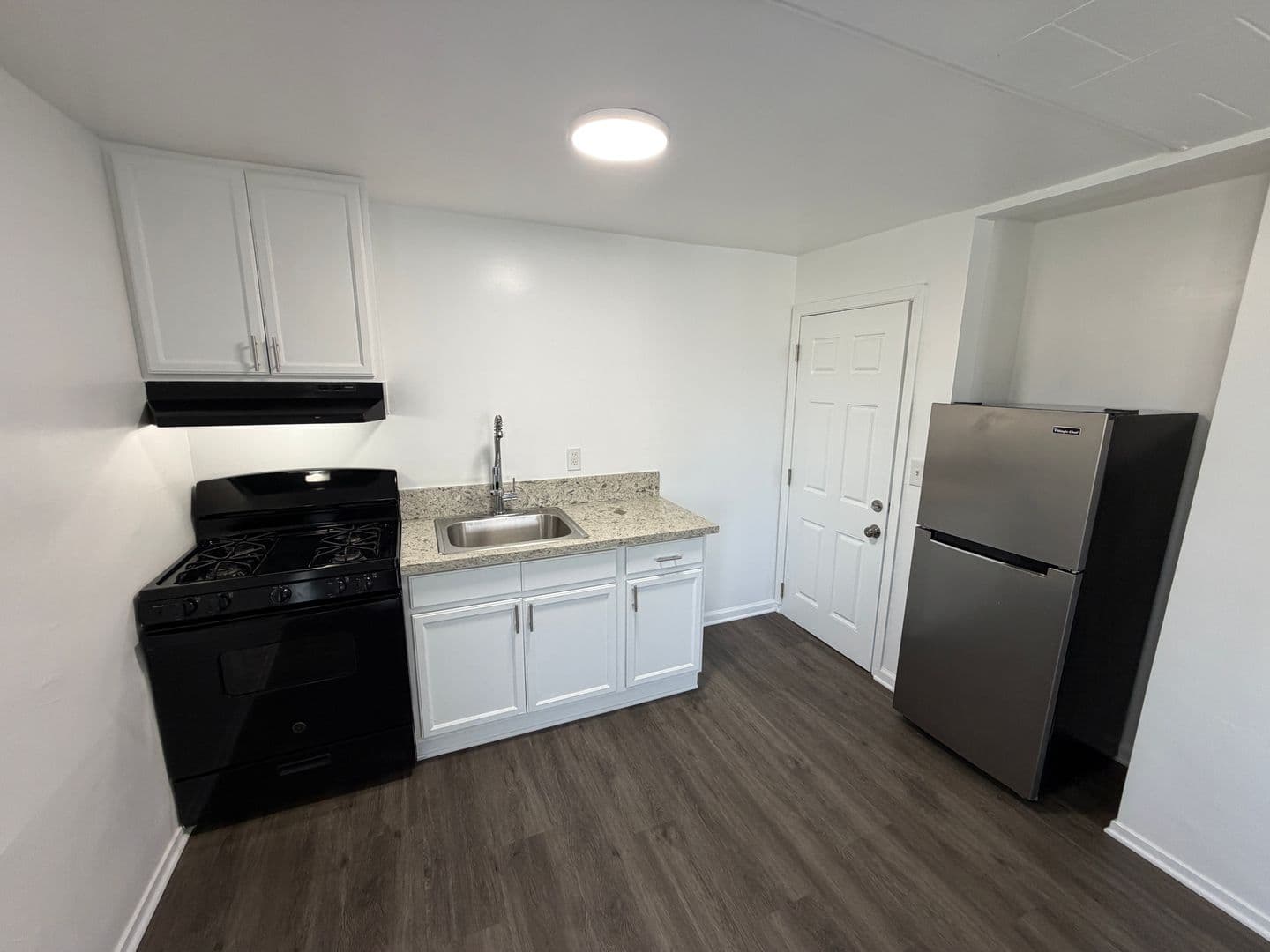 Long Beach Apartment: 1350 E Hellman Street