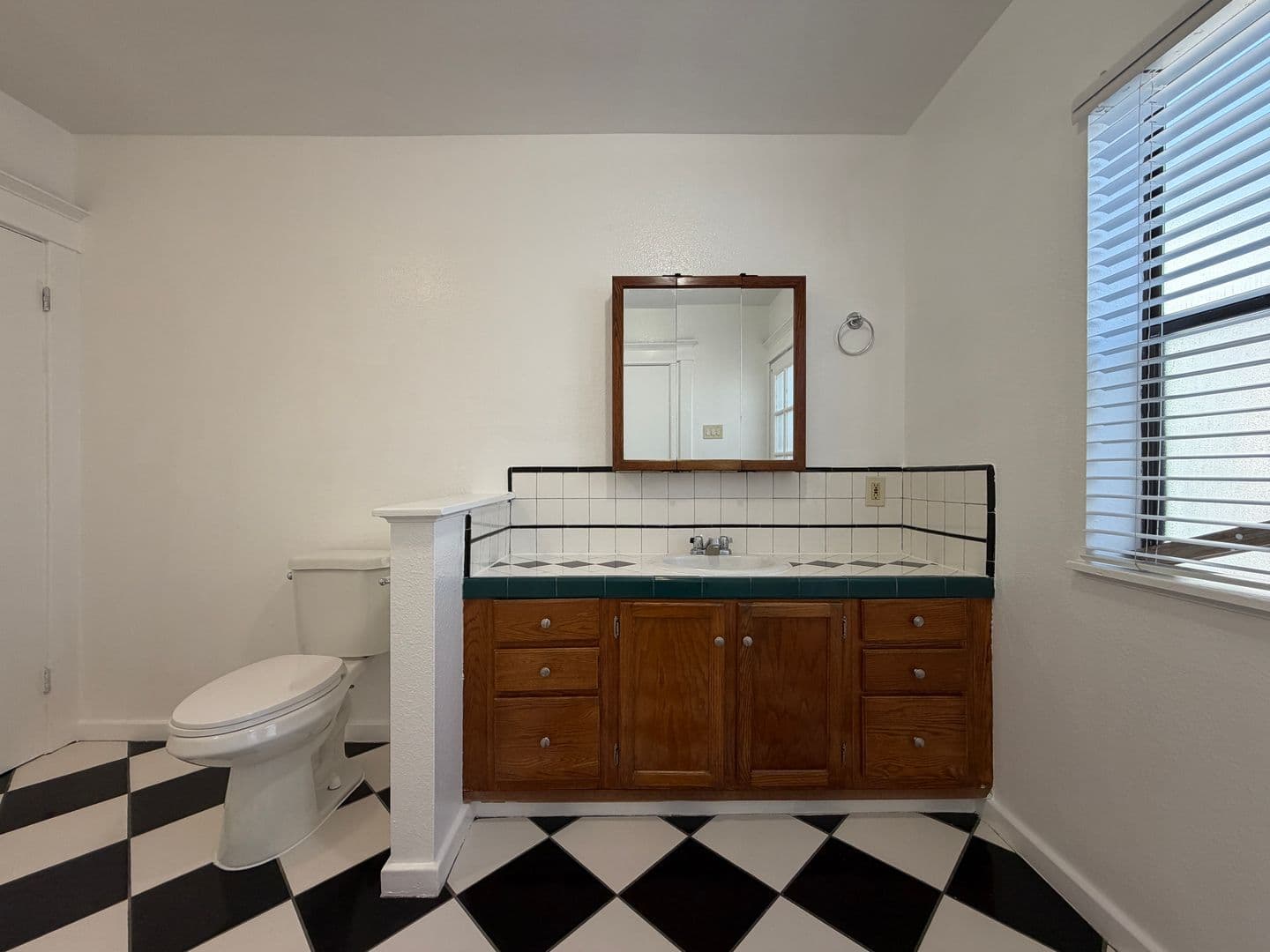 Long Beach Apartment: 626-632 1/2 Linden Ave