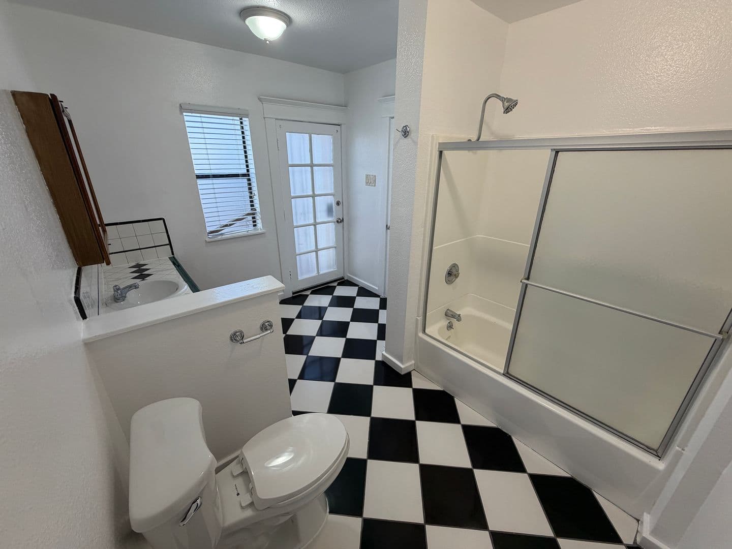 Long Beach Apartment: 626-632 1/2 Linden Ave