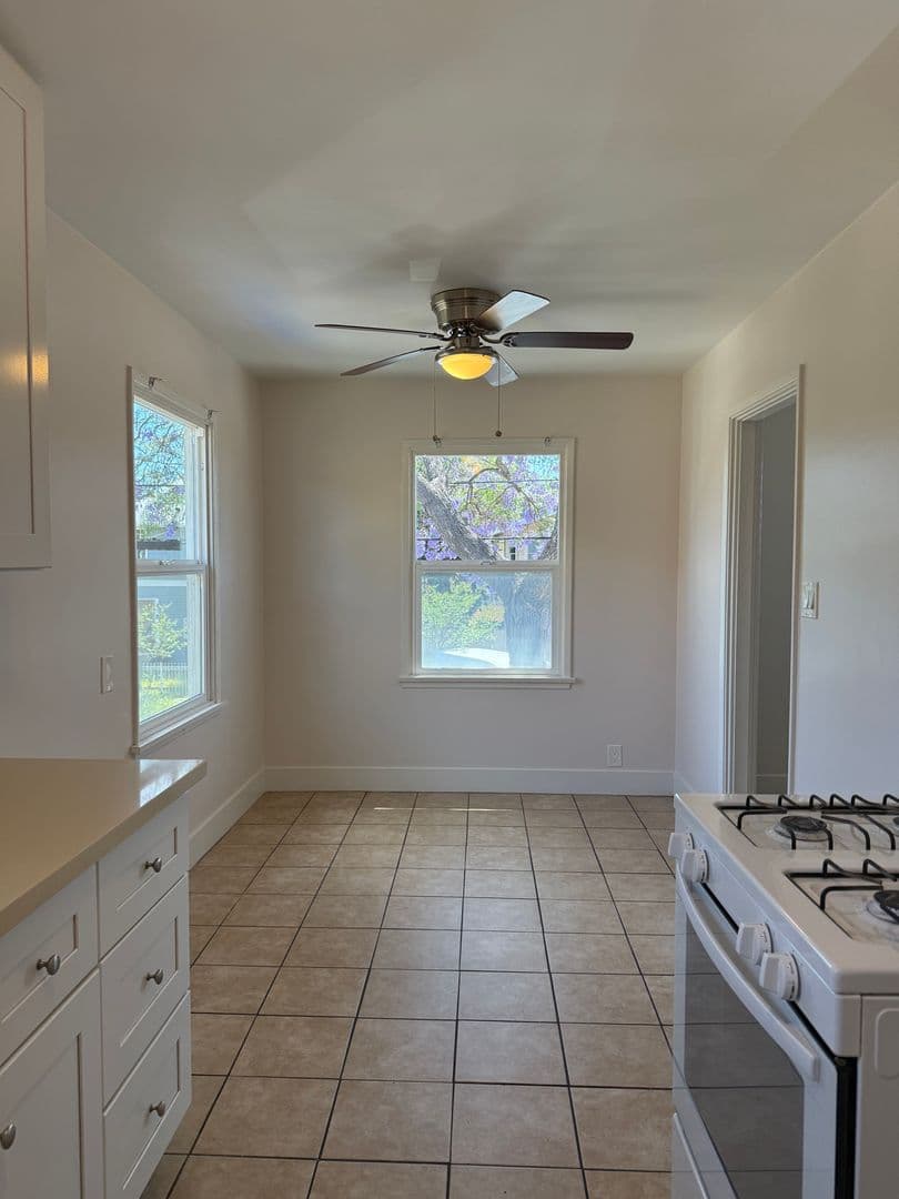 Long Beach Apartment: 429 W 8th St.