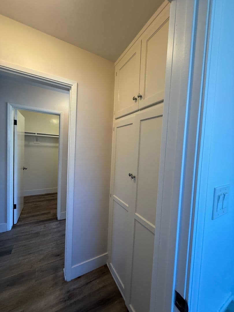 Long Beach Apartment: 429 W 8th St.