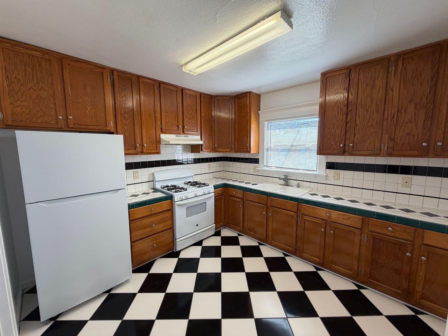 Long Beach Apartment: 626-632 1/2 Linden Ave