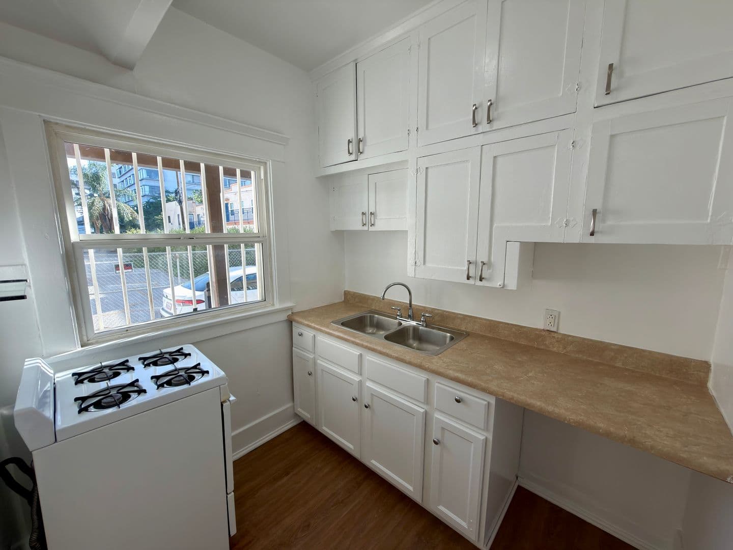 Long Beach Apartment: 225 Atlantic Ave
